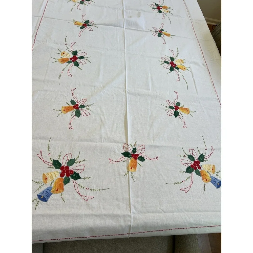VINTAGE HAND EMBROIDERED CHRISTMAS TABLECLOTH Set W/12 Napkins 72X 108
